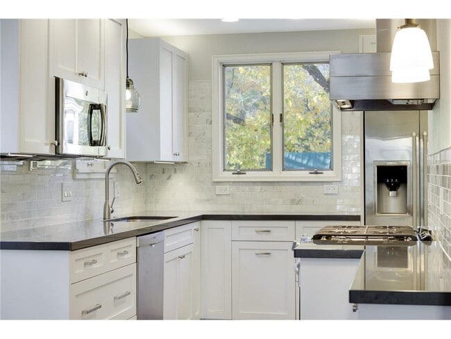 Building Photo - 4020 Ewing Ave S