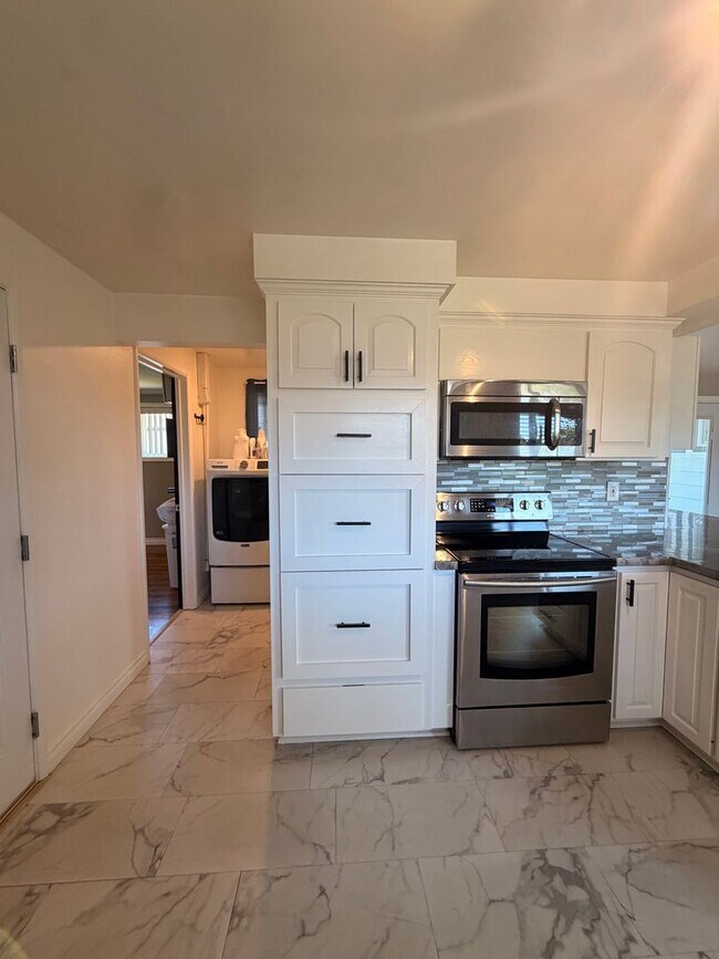 Building Photo - 4-Bedroom 4-Bathroom home with attached Studio apartment