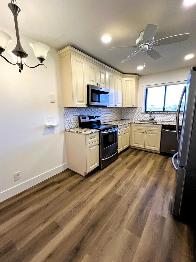 Building Photo - 7770 Tahiti Ln
