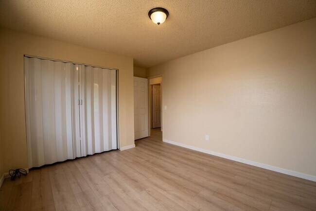 Building Photo - Newly Remodeled 2 bedroom 1 bathroom Seaside Apartment!