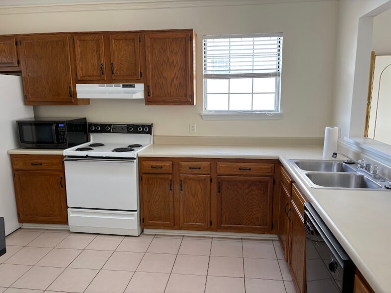 Building Photo - 1665 Saint Andrews Dr