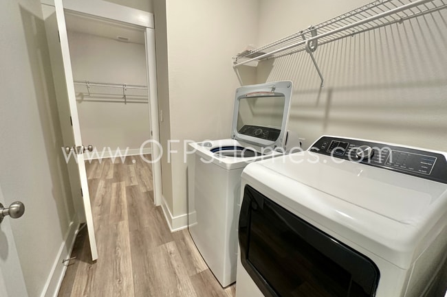 Building Photo - Pensacola 4/2 AVAILABLE NOW