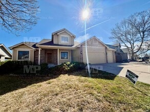 Building Photo - 4400 Vista Dr