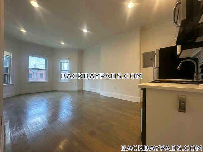 Building Photo - 225 Newbury St