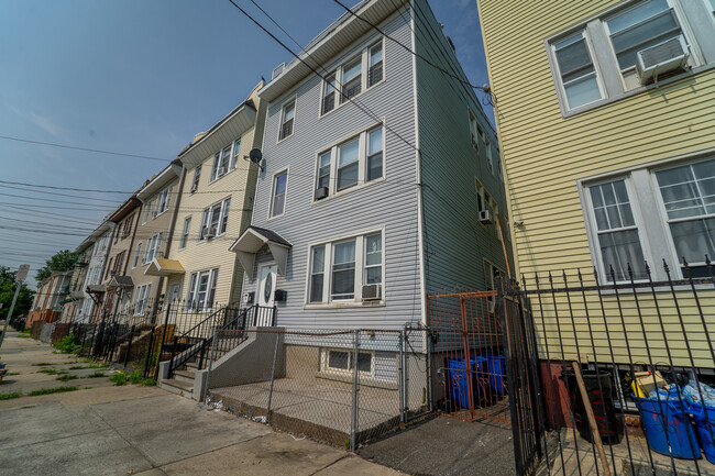 Building Photo - 422 Woodside Ave