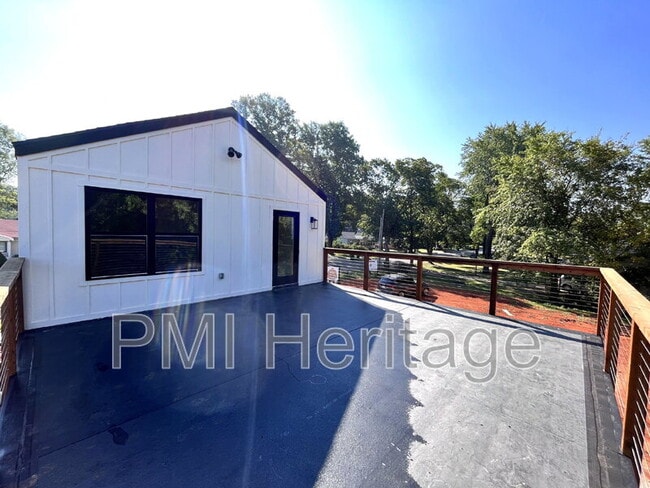 Building Photo - 604 N 6th St