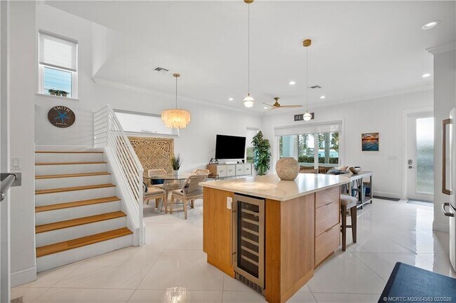 Building Photo - 521 SW Ocean Blvd