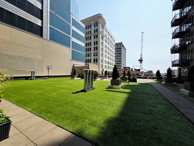 Building Photo - 565 W Quincy St