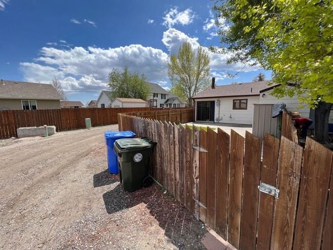 Building Photo - 1 Bedroom 1 Bath Townhouse in Great Neighborhood