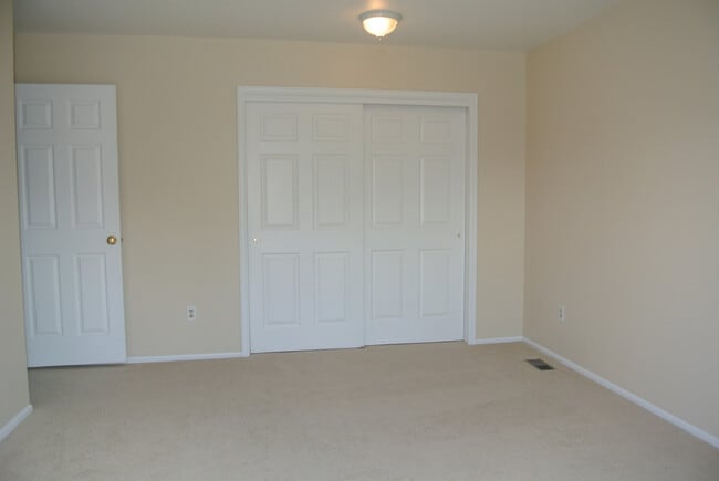 Building Photo - 1080 Fairway Ct