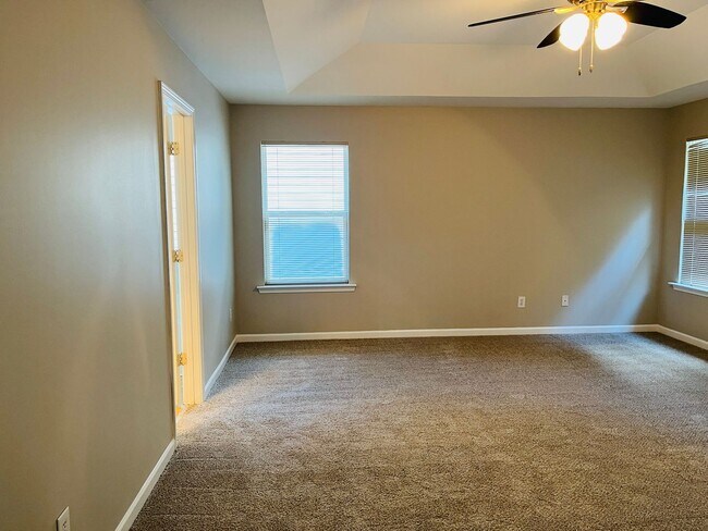 Building Photo - Prime location, lots of extra sqft, fenced...