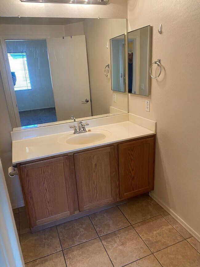Building Photo - 2 bed, 2.5 bath, 2 car garage Townhome