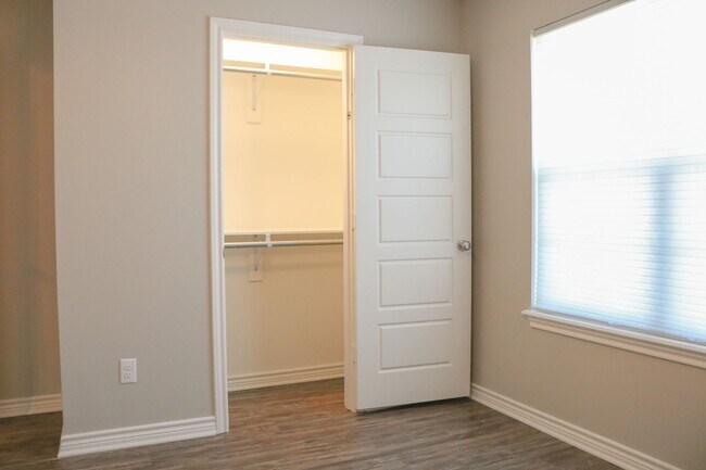 Building Photo - 5421 Meadow Ridge Dr