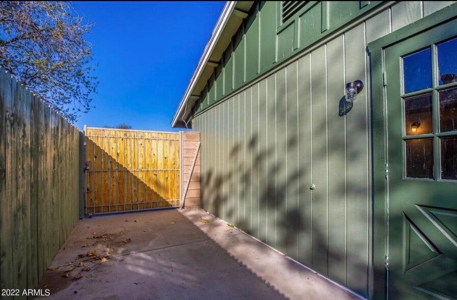 Building Photo - 2429 W Sunnyside Ave