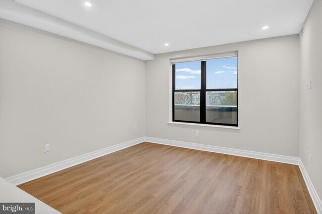 Building Photo - 811 N Columbus St