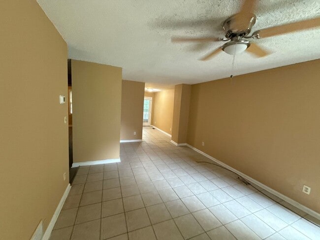 Building Photo - Duplex on a quiet cul-de-sac for a great p...