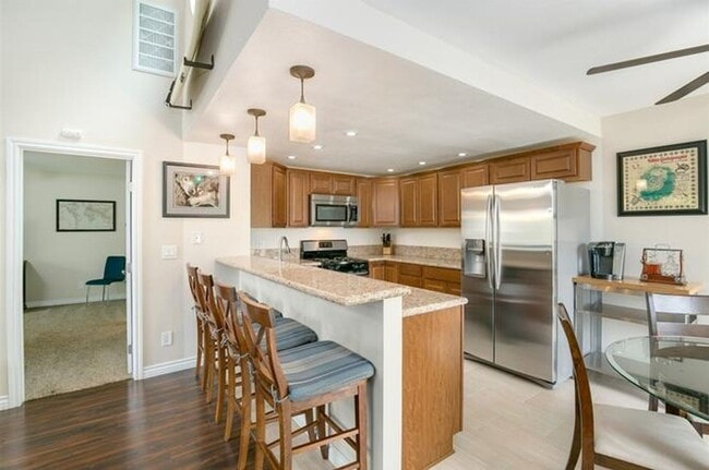 Building Photo - Beautifully Vista Upgraded Upstairs Corner Condo