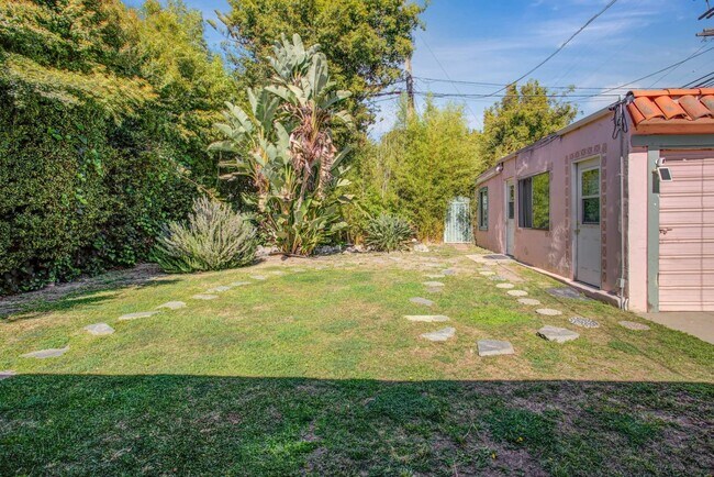 Building Photo - 2372 Overland Ave