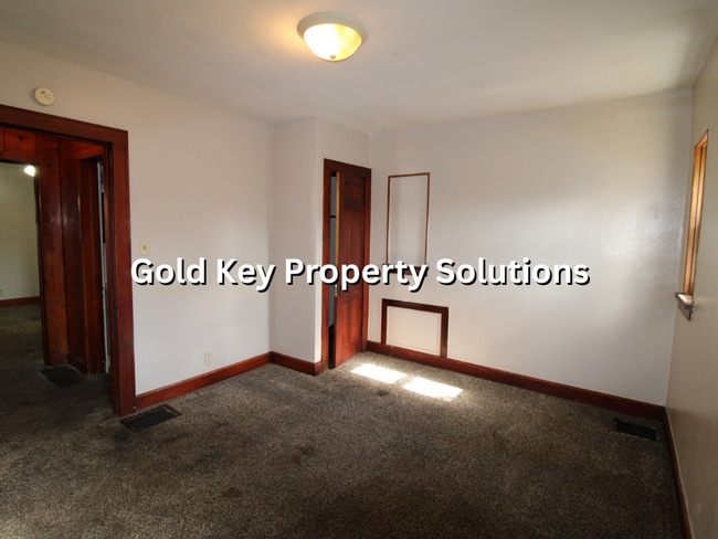 Building Photo - 2 Bedroom/1 Bath Home with Covered Front Porch and Garage (SECTION 8 APPROVED)