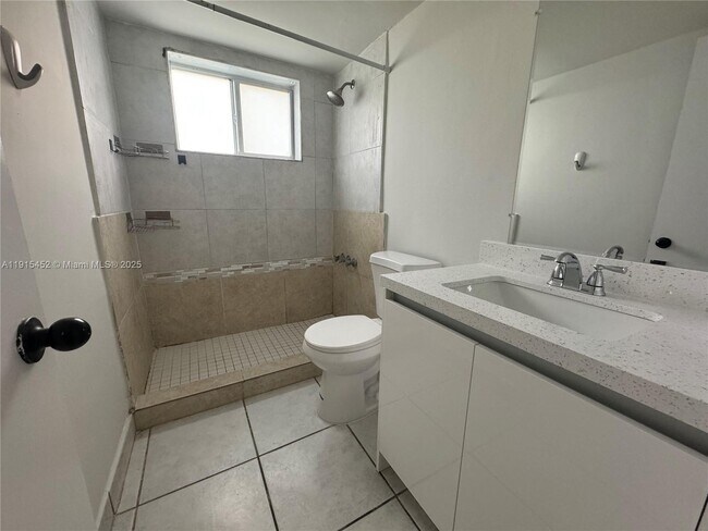 Building Photo - 1060 Crystal Lake Dr