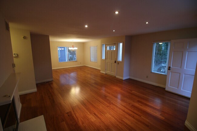 Building Photo - Refurbished Cape Cod Townhome – 2 Master B...
