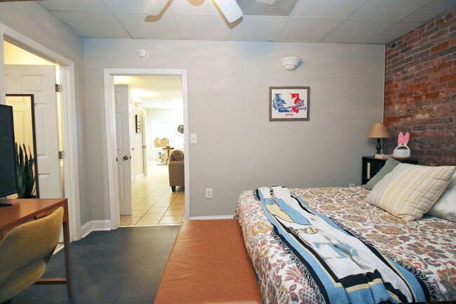 Building Photo - Stylish Apartment Living in the Heart of t...