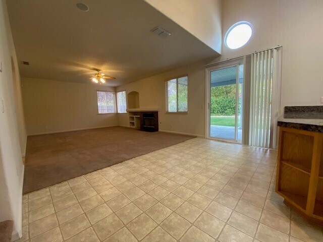 Building Photo - Beautiful and spacious 3-bedroom, 2.5-bathroom home with loft/den in E