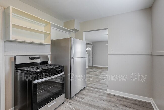 Building Photo - 831 Stewart Ave