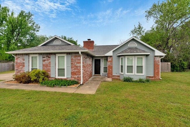 Building Photo - Beatifully Updated East Fay Home! Must See!