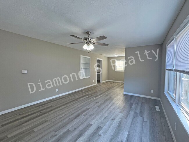 Building Photo - Updated and Located near Mercy Hospital!  4 bedrooms!