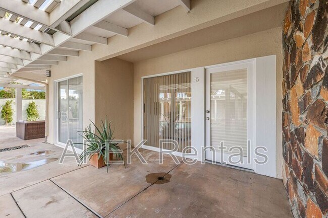 Building Photo - 1425 Vía Soledad