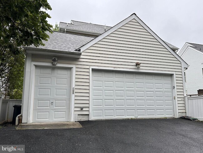Building Photo - 307 Creek Valley Ln