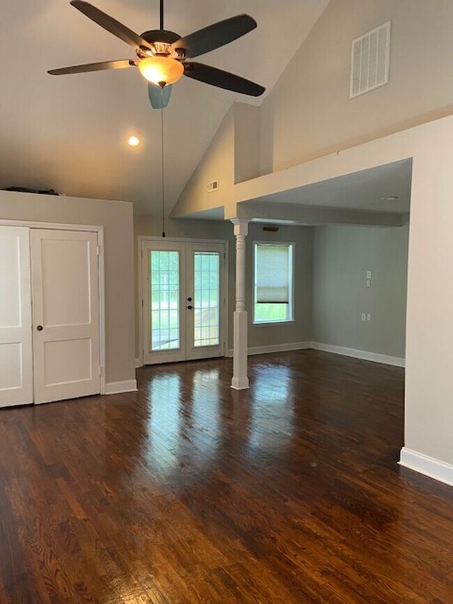 Building Photo - Midway Home Offering lots of space!!