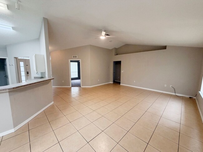 Building Photo - 7 Poinsettia Ln