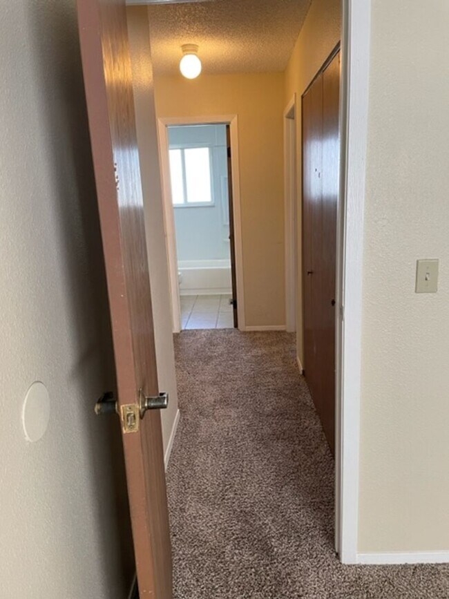 Building Photo - LA JOLLA 2BD TWO-STORY TOWNHOME - Security Deposit Waiver Available