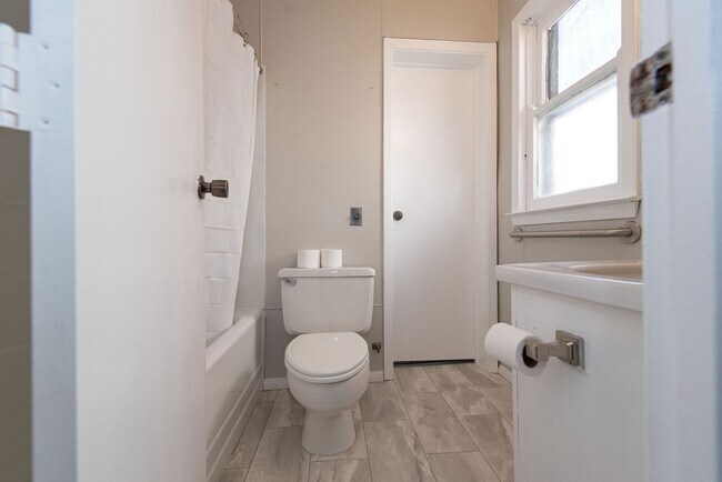 Building Photo - ANDERSON TWP- Cozy and clean 3 bed 2 bath ...