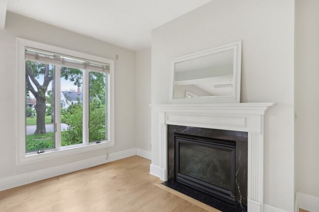 Building Photo - Charming 3-Bedroom Home for Rent in Lake M...