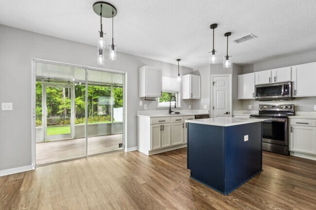 Building Photo - Newly Renovated 4 Bedroom!