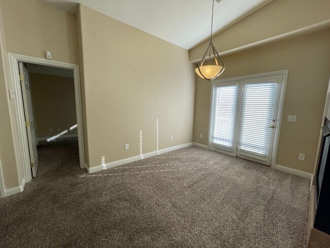 Building Photo - Gorgeous Townhome in Gated Community!