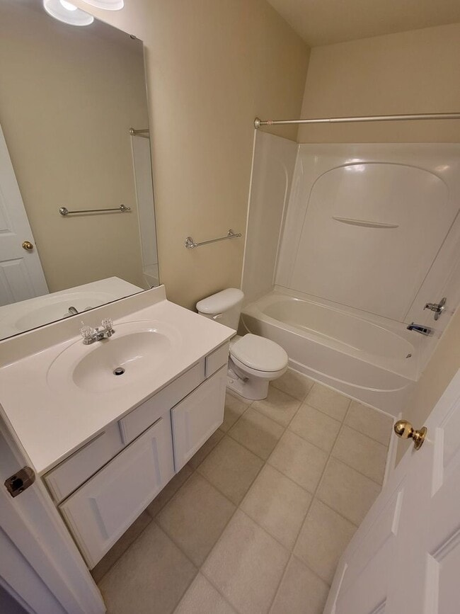 Building Photo - 4 bed, 2.5 Bath Home Available in Chartwel...