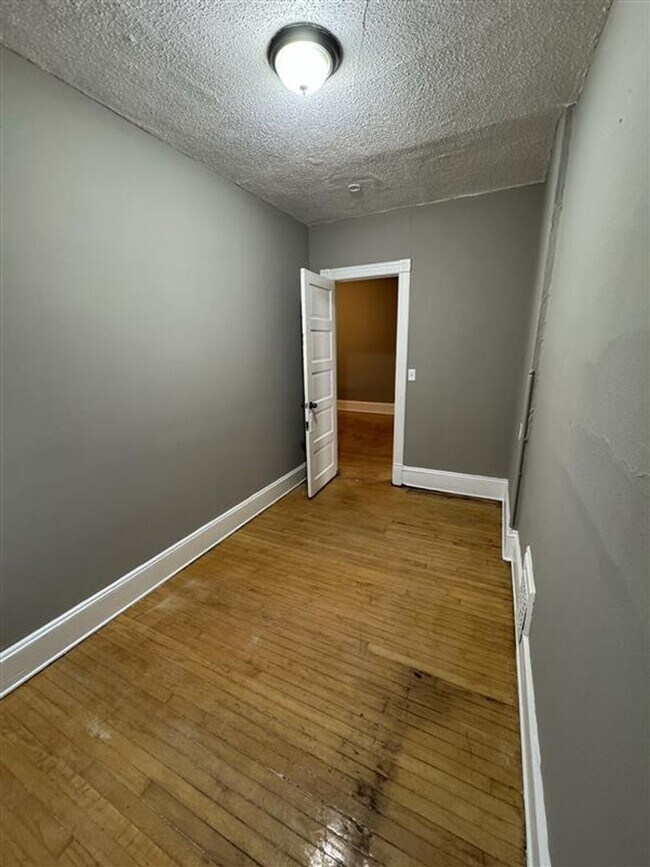 Building Photo - Spacious 4BR Upper Duplex Unit in the Hear...