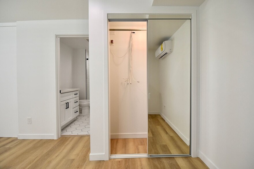 Building Photo - 2119 Elsinore St