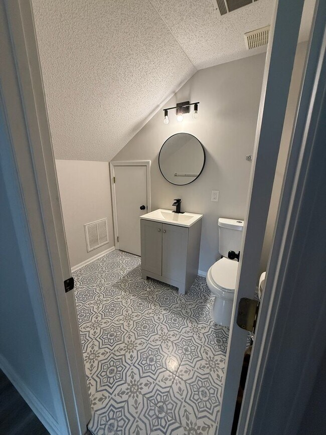 Building Photo - Beautifully Updated 4-Bedroom Home in Pool...