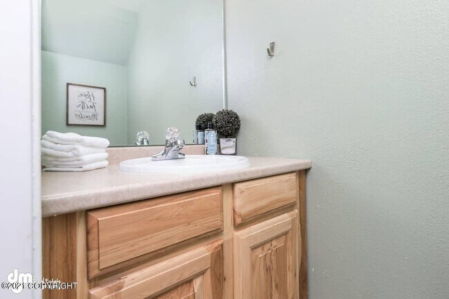 Building Photo - Furnished 3bed/1.5 bath near shopping and more!