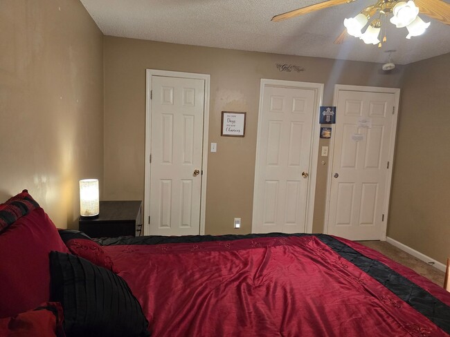 Building Photo - Pet Friendly Three Bedroom with Bonus!