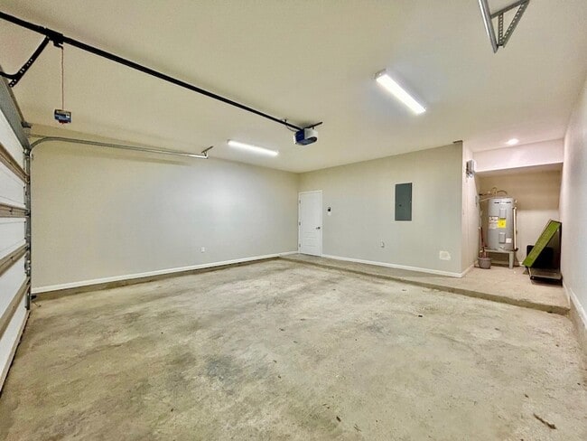 Building Photo - 10902 International Blvd