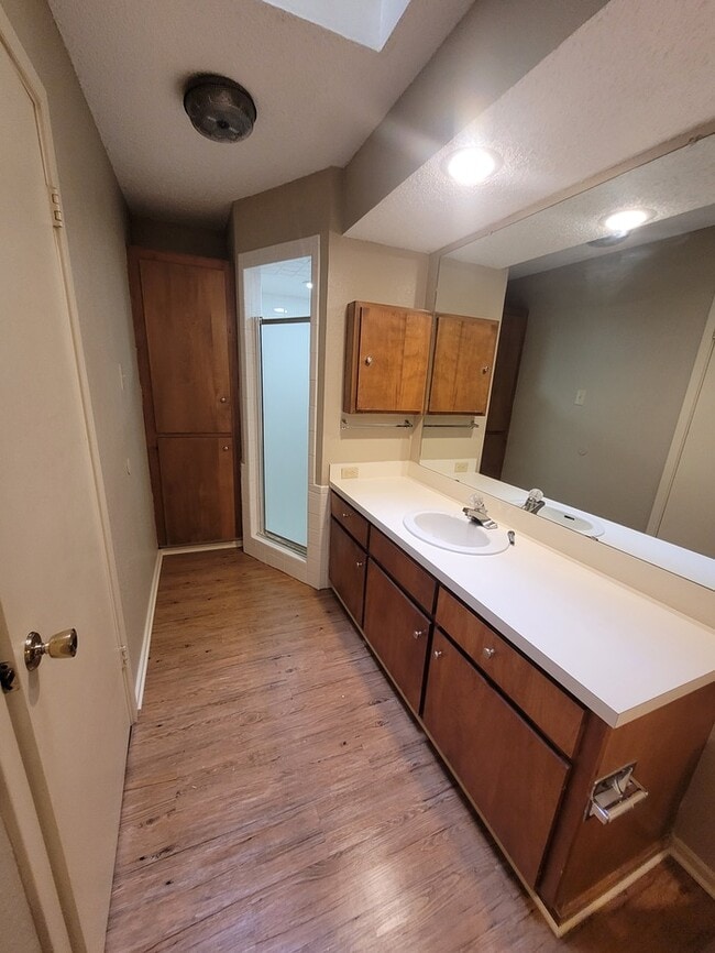 Building Photo - 2 bed 2 bath townhome with 1 car garage