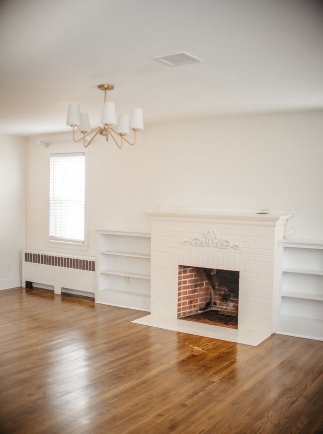 Building Photo - 870 E Main St