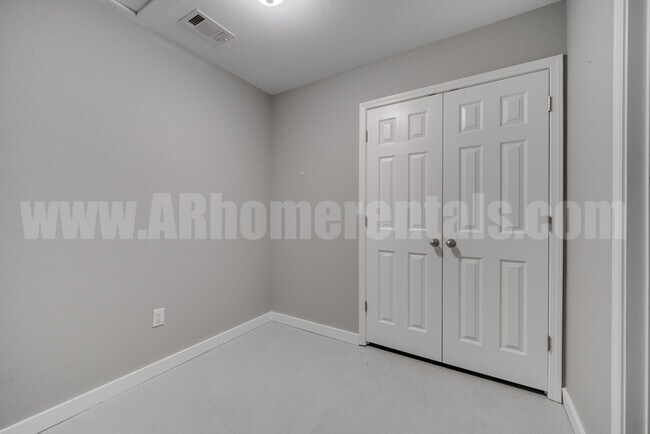 Building Photo - 707 Robins St