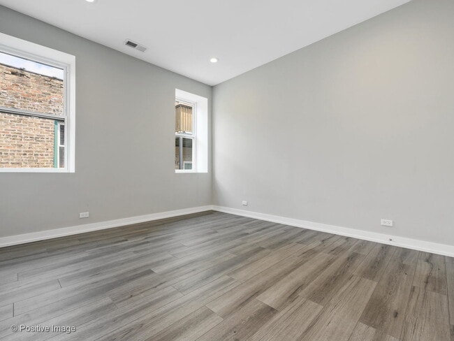 Building Photo - 3945 N Greenview Ave